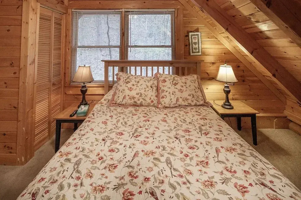 Er36 - Cozy Creekside Great Location- Close To Town 1 Bedroom Cabin by RedAwning
