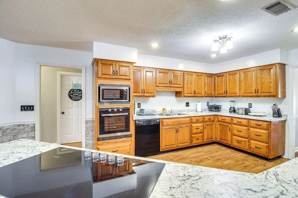 Pool + Gameroom: Family Fun Retreat in Hinesville!