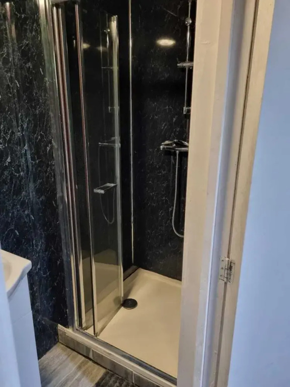 Lovely 5-bed House in Romford, Greater London