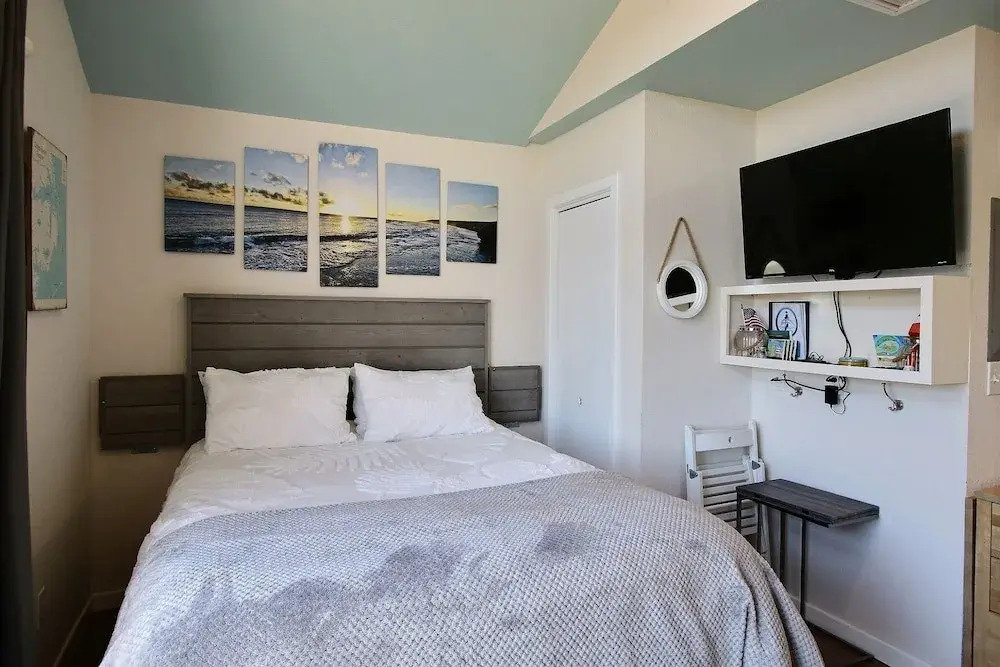 4 Carolina Lady Studio Bedroom Condo by RedAwning