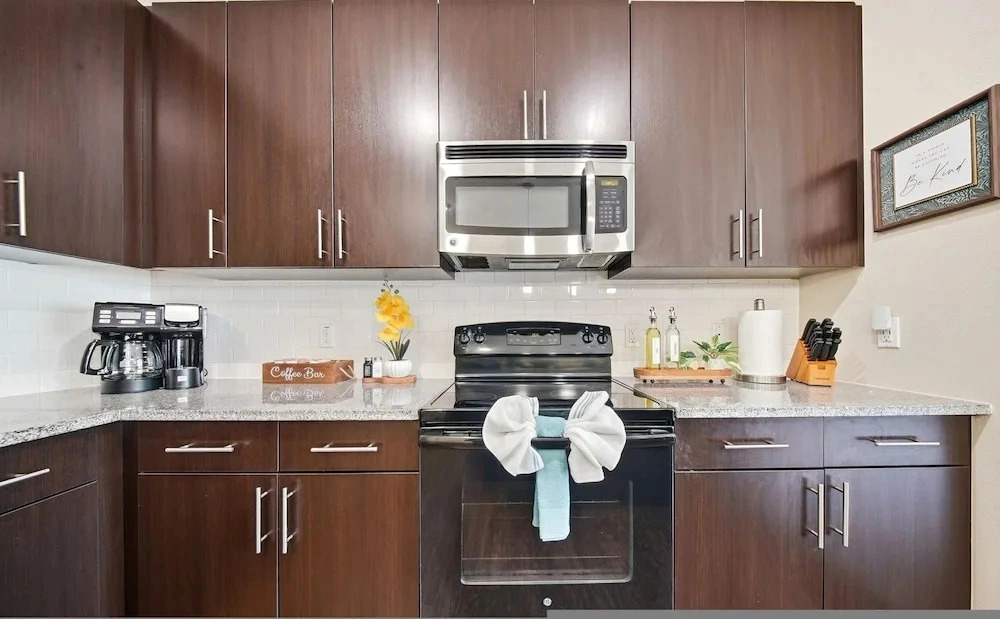 Modern 2BR w Pool Pet-friendly Unit 17