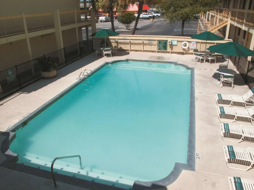 Townhouse Garden Inn & Suites San Antonio I 35