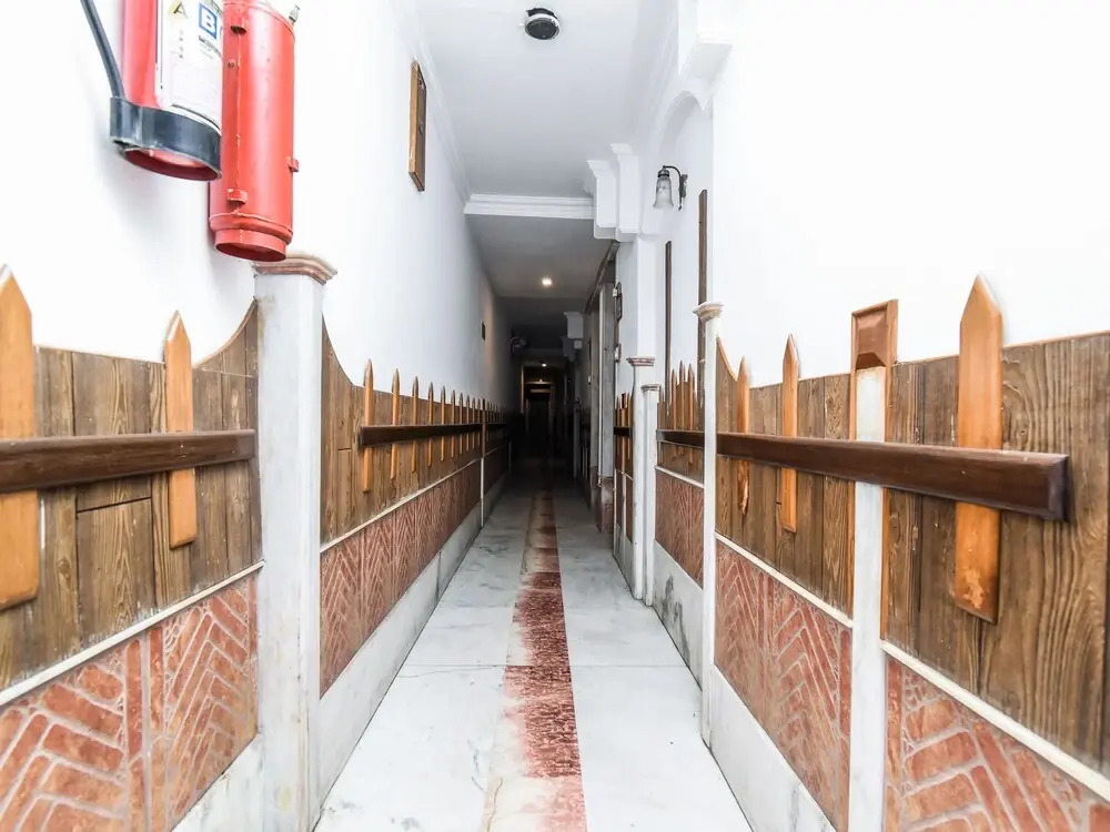 OYO 20000 Hotel Cottage Crown Plaza