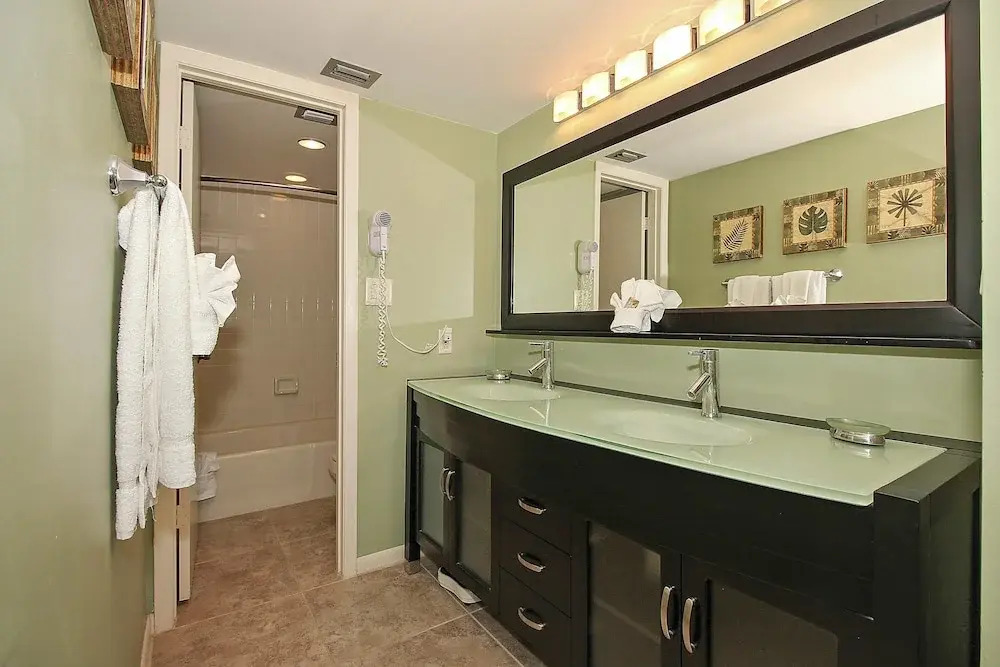 Land's End 301 Building 3 Beautiful end Unit / BAY Views!