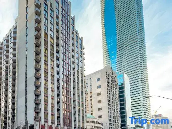 Yorkville Bloor Suites- 2 minutes walk to Transit