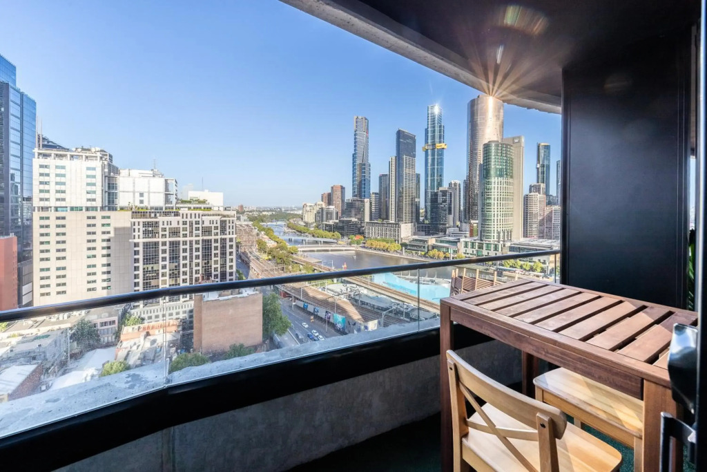 2 Bedroom Apartment with Stunning Views and balcony in Melbourne CBD - Aura