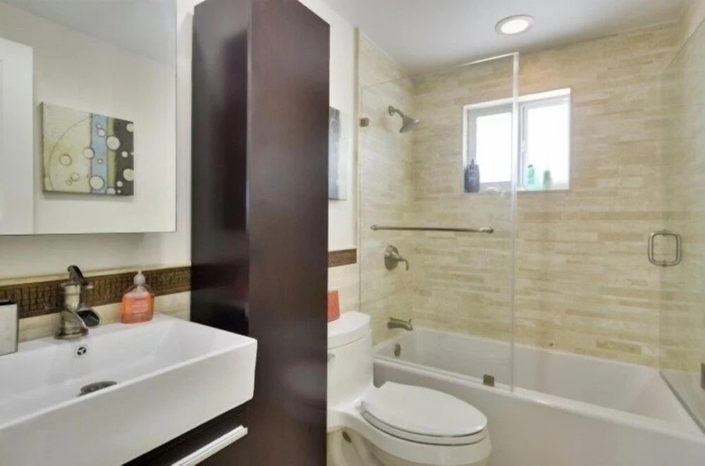 Beautifully Remodeled Roomy Single Family Stilt Home, 2 Bedroom Home by RedAwning