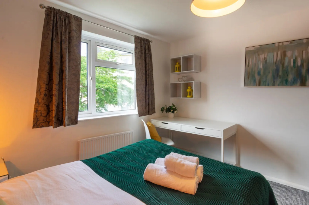 PickThePlace 3-bedroom Plymouth apartment
