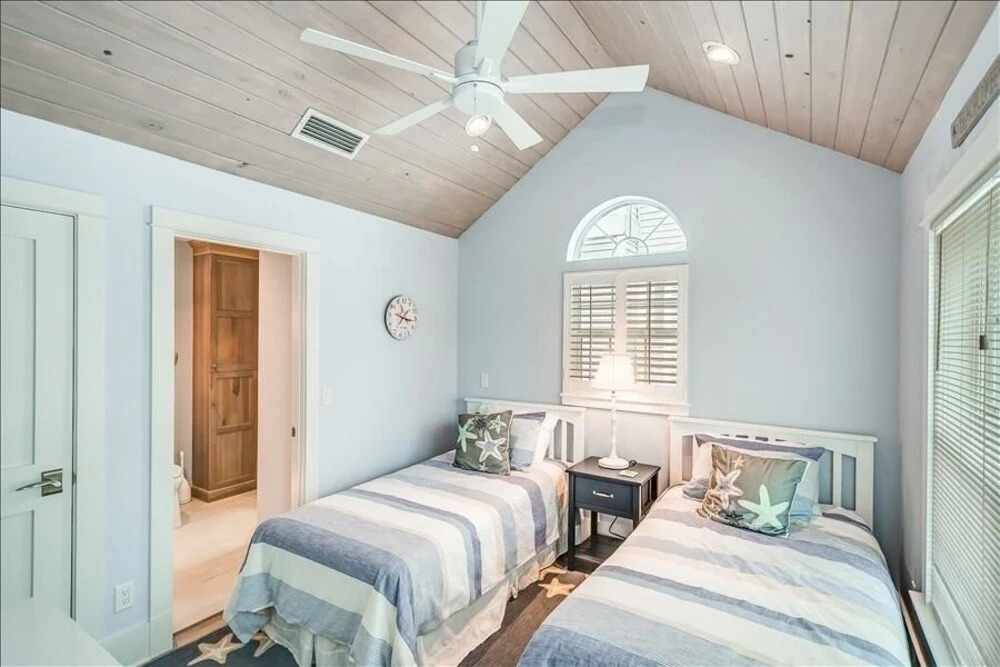 Island 11 - 3 Br home by RedAwning