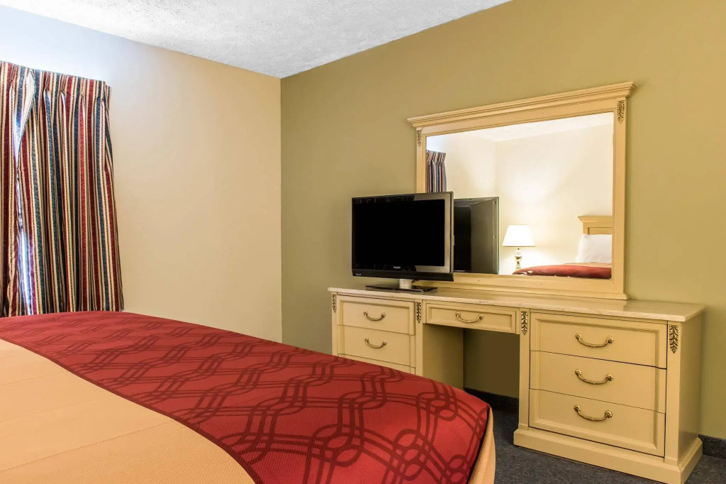 Econo Lodge Inn & Suites Lake Harmony - Pocono Mountains Area