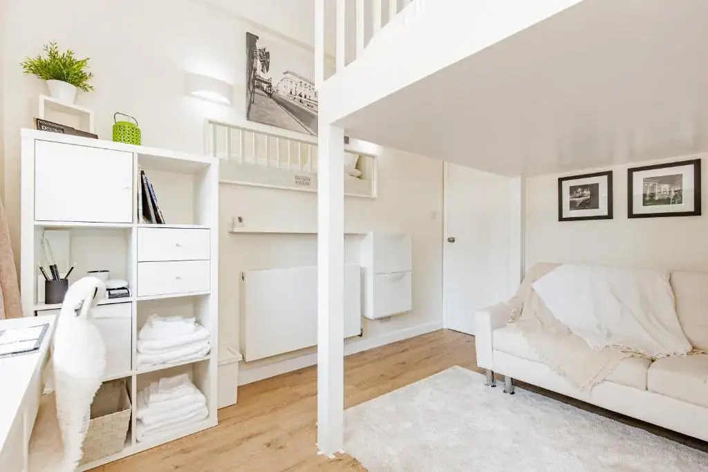 A'nB OXFORD - LOCATION LOCATION LOCATION!! Contemporary 2-bed FLAT with private lock-up parking in CENTRAL OX1