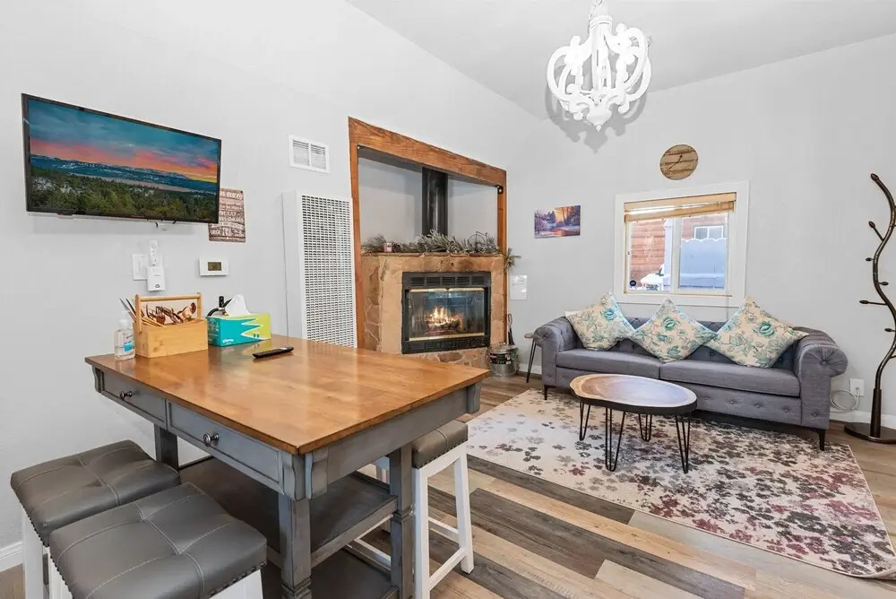 Mysonshine Cabin - Adorable Cozy one Bedroom Plus Bonus Room Cabin in a Great Location! 1 Cabin