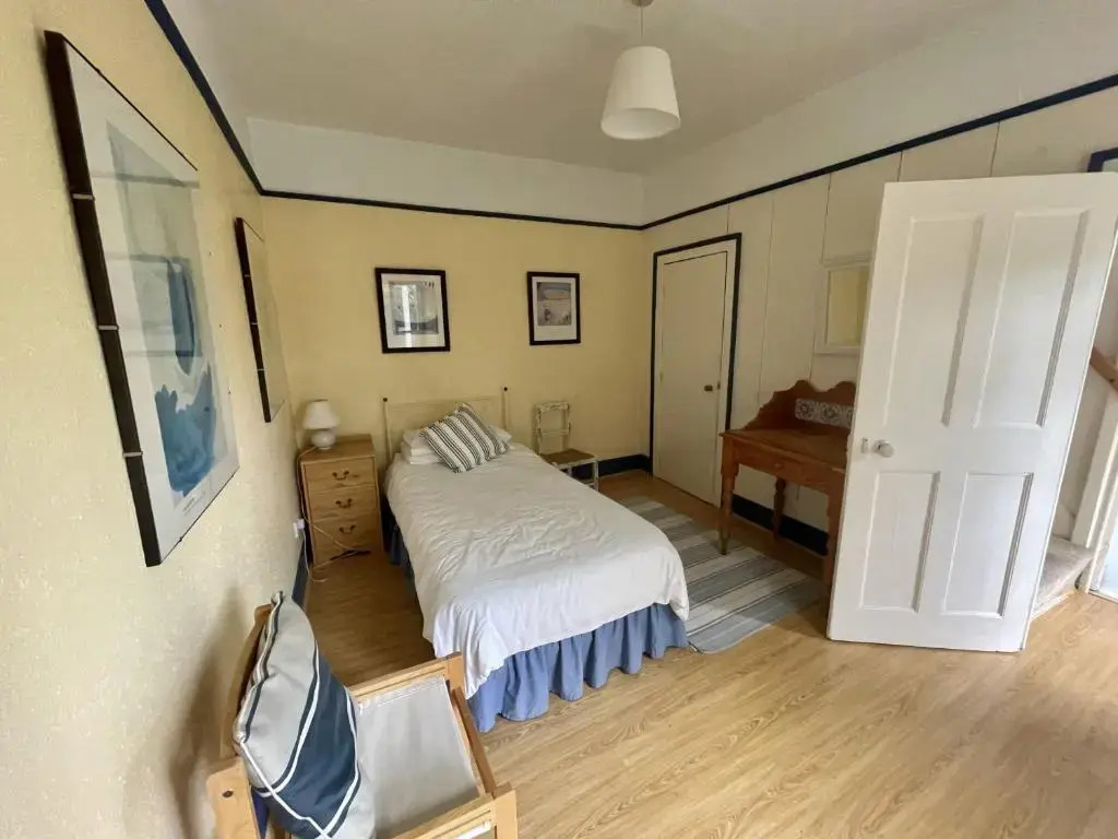6 and 7 School Steps - Stunning views, private garden and parking