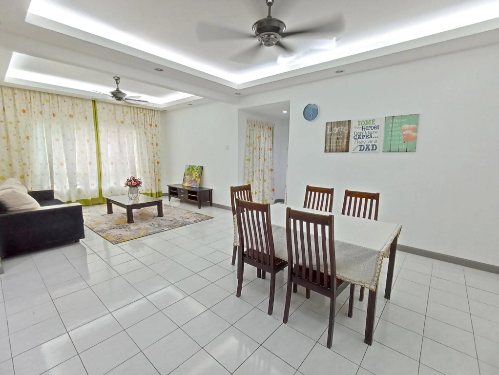 Tropika Homestay Bangi with 3 Bedrooms