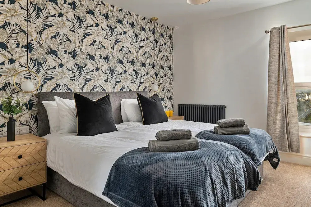Spacious sea View Apartment in Pwllheli, No Deposit