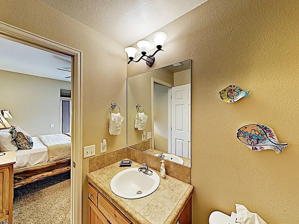 New Listing! Stylish W/ Garage & Hot Tubs 3 Bedroom Condo