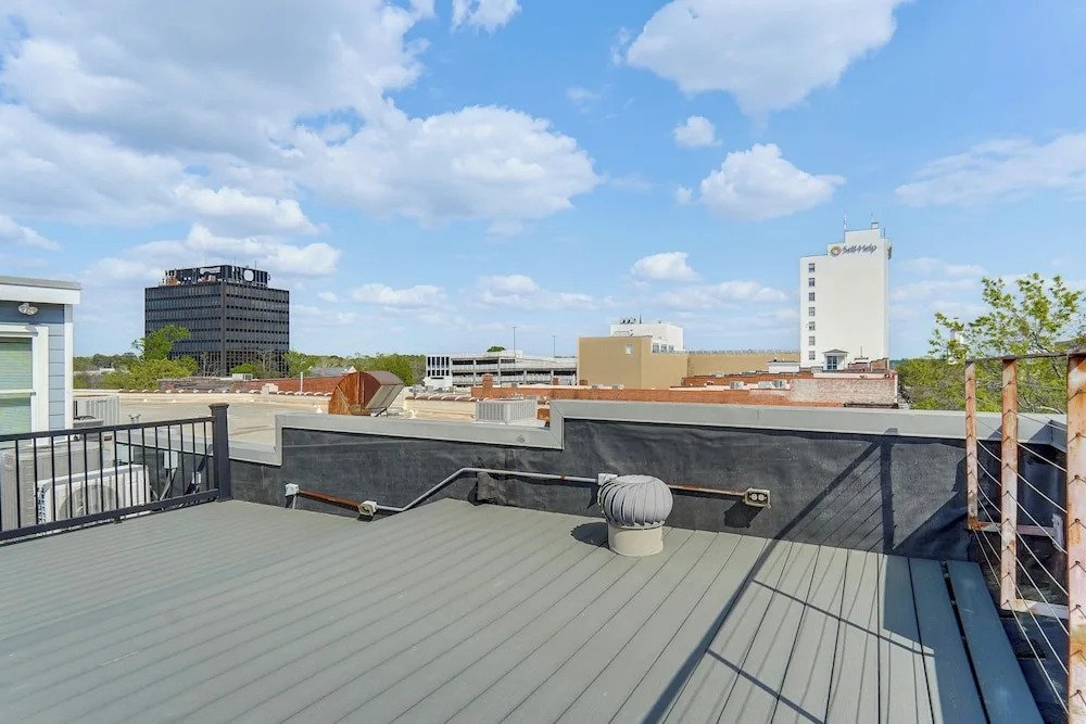 Stylish Downtown Loft: Rooftop Patio + 2 King Beds