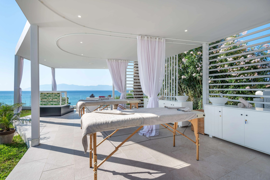 Dimitra Beach Hotel & Suites