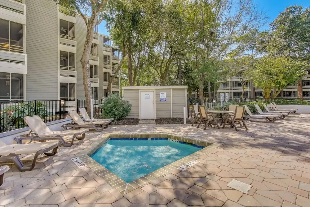 Walk to Beach & Barefoot Landing: Resort Condo!