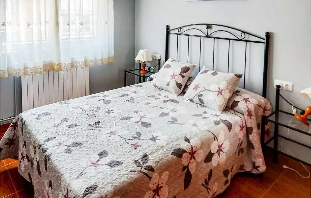 Amazing apartment in Fisterra with 4 Bedrooms and WiFi