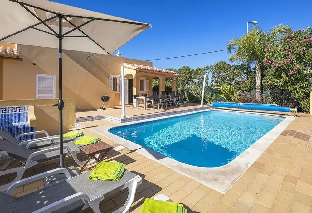 Villa Amarela - free heated pool short walk to centre of Carvoeiro