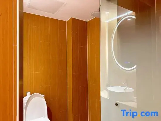 Yijia International Chain Hotel (Wuhan high-speed railway station Happy Valley)