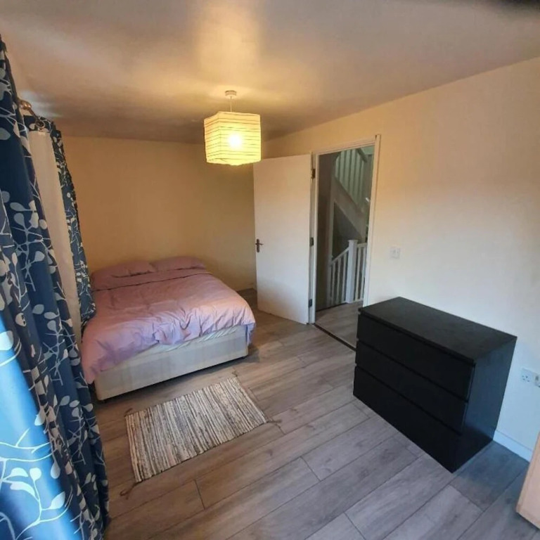 4 Bed House Sleeps 12 - Private Garden - Parking