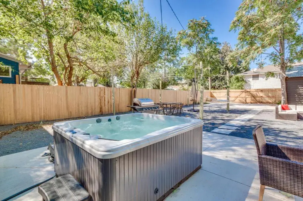 Historic Villa + 1min from Plaza District + Hot Tub + Pool Table + Friendly