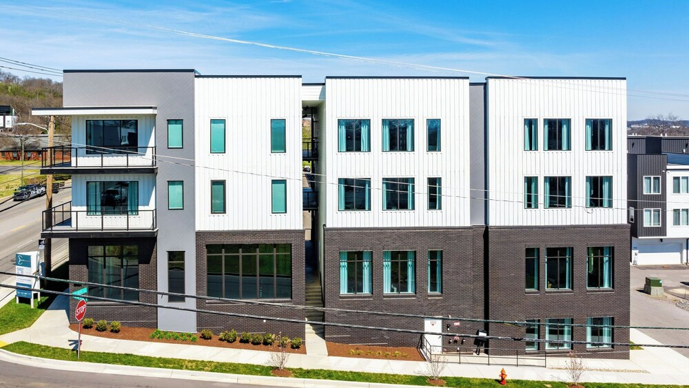 New Build Sleeps 12, 2 Condos in Scenic Bluffside, Minutes to Downtown
