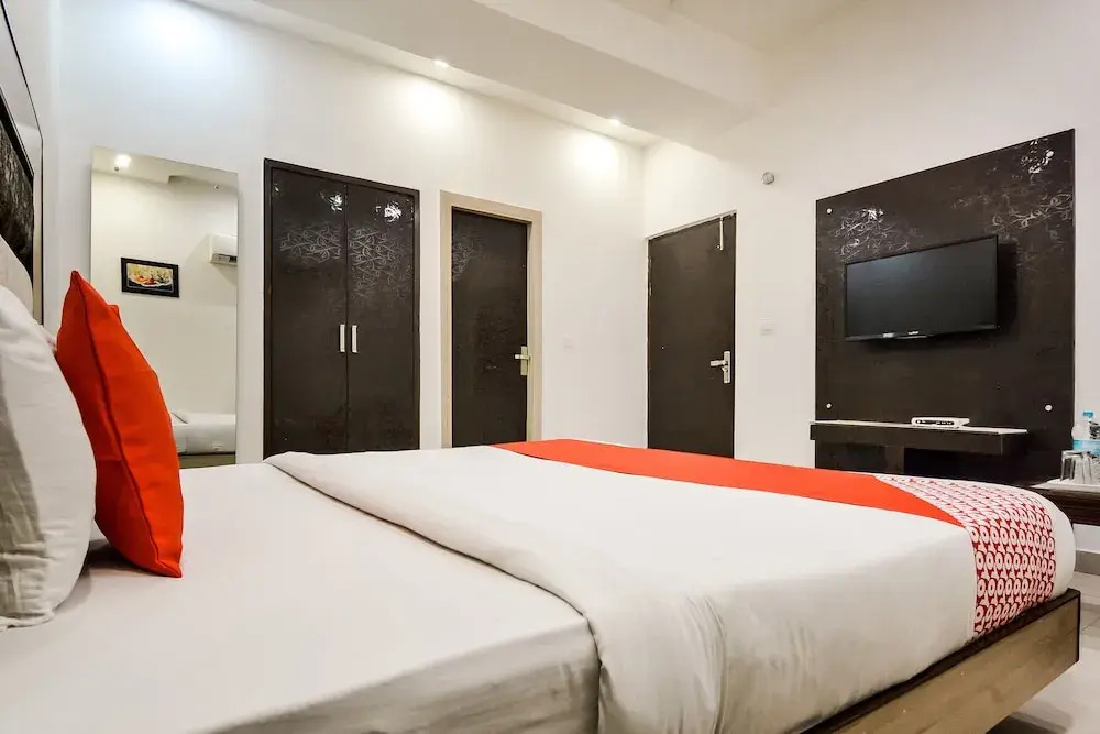 Oyo 60737 Hotel Purple Residency