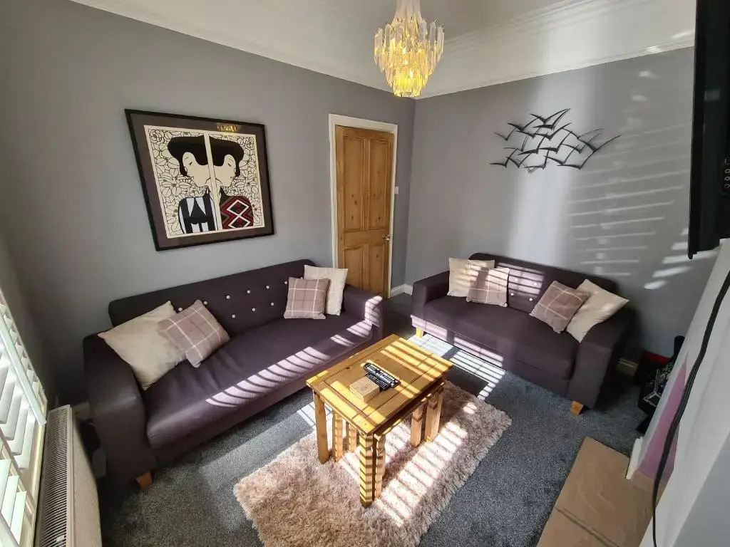 Entire 2-Bedroom House with Garden