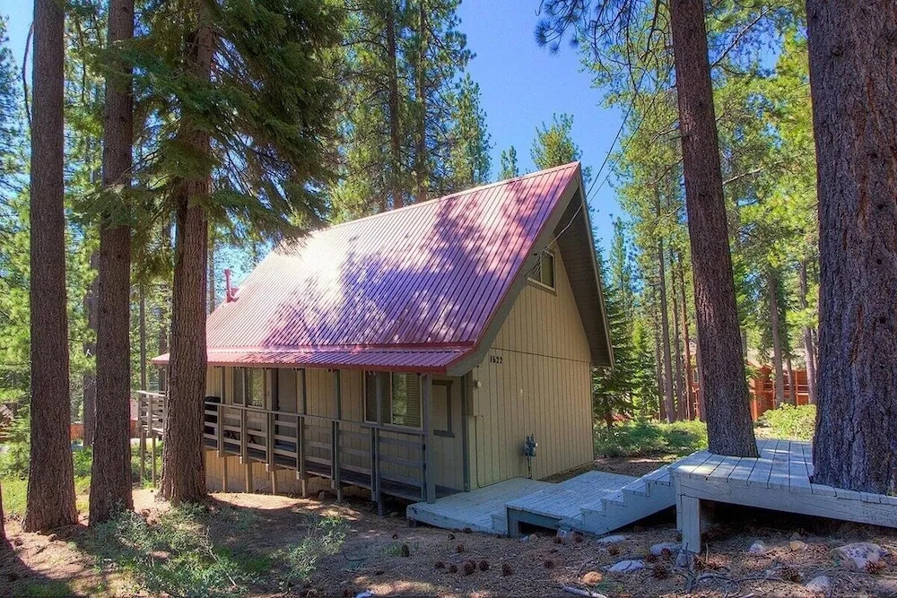 Cozy Cabin 4 Bedroom Home by RedAwning