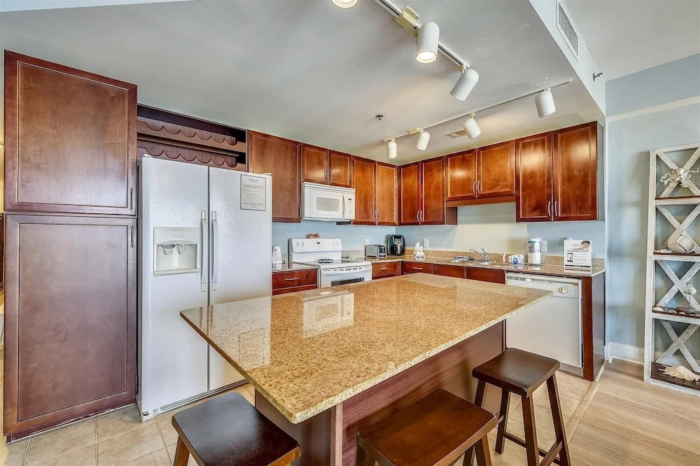 Laketown Wharf 1003, Gulf View, Sleeps 6. Free Fun! Updated! 1 Bedroom Condo by RedAwning