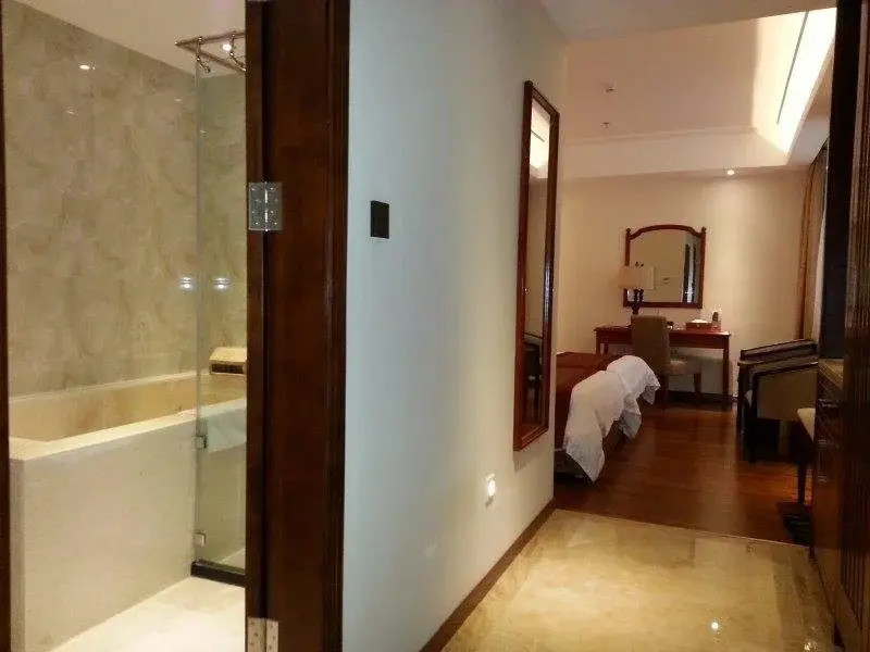 Yihua Riverview Hot Spring Holiday Hotel