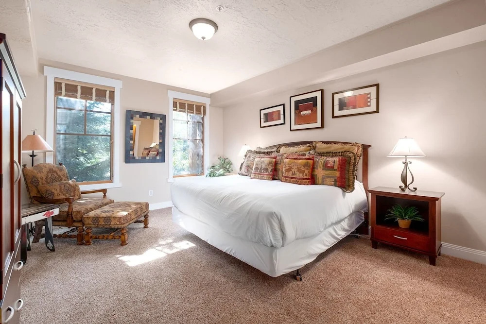 Town Pointe A202 3 Bedroom Condo by RedAwning