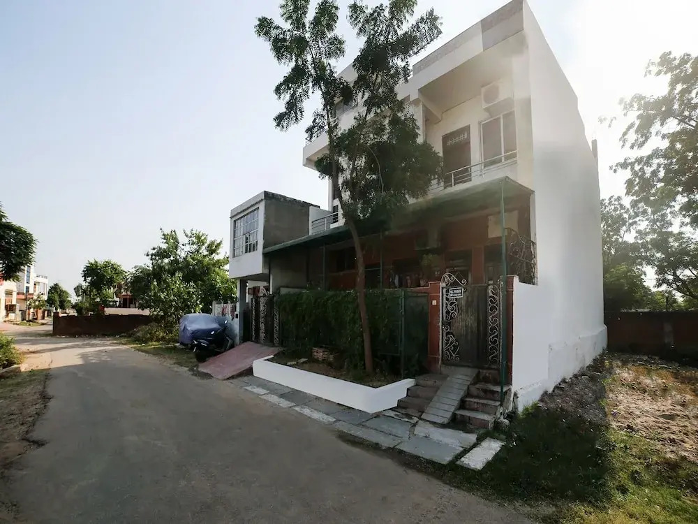 OYO Home 22635 Modern Villa 3BHK