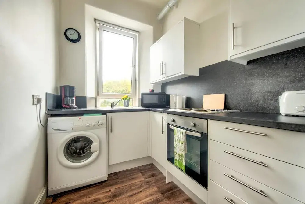Spacious 1 Bedroom Flat Near Murrayfield Stadium