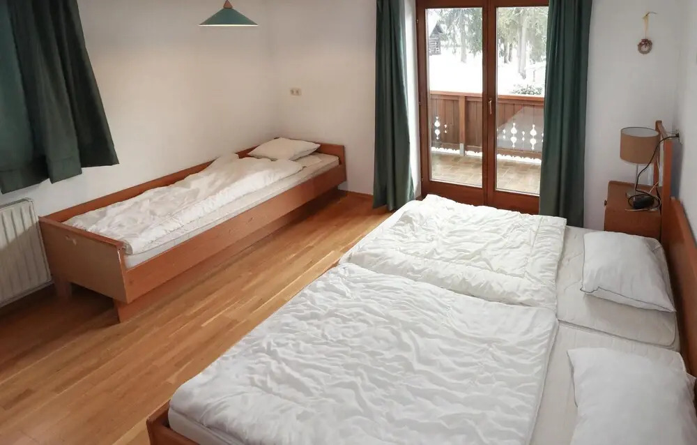 Beautiful Caravan in Gosau With 6 Bedrooms and Wifi