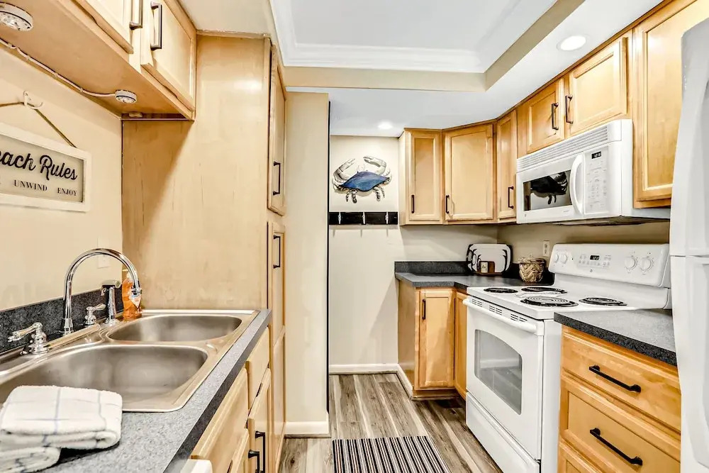 Oceanfront Condo With Pool, Grill, Central AC, Washer/dryer, & Snowbird Friendly