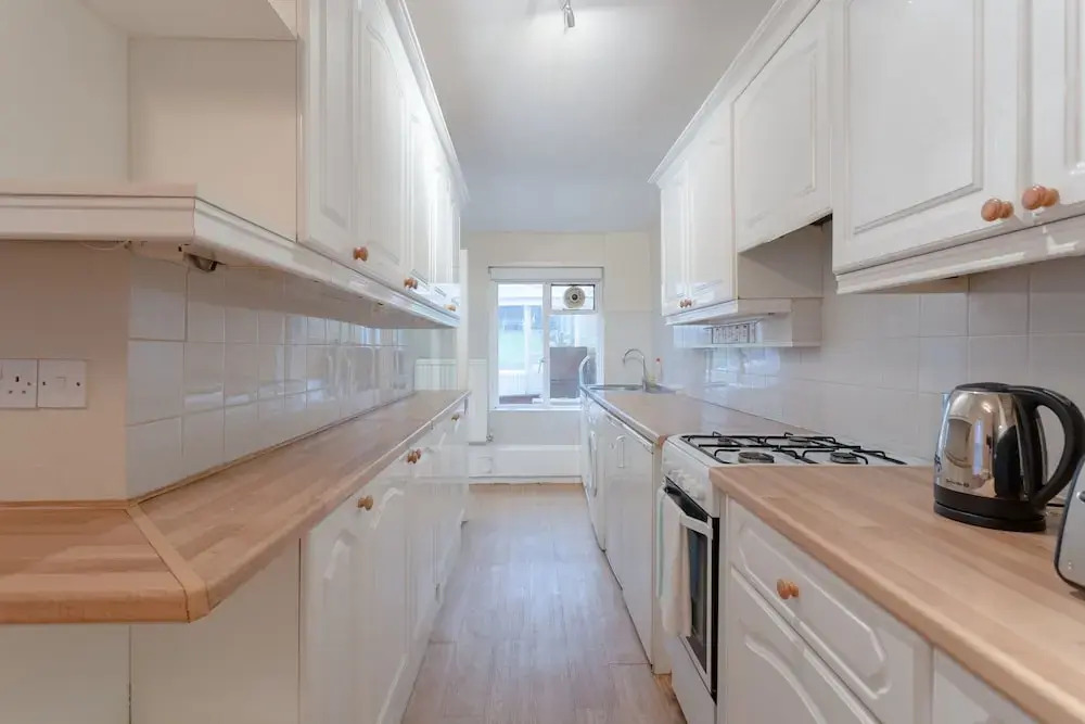 1 Bedroom Flat With Lofty Ceilings and Garden