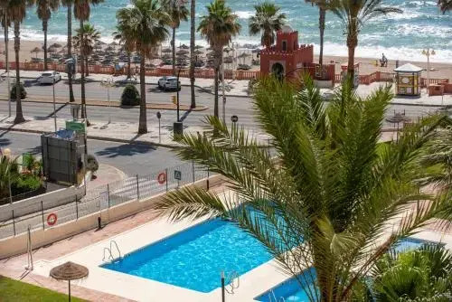 Apartamento con terraza y piscina junto a la playa