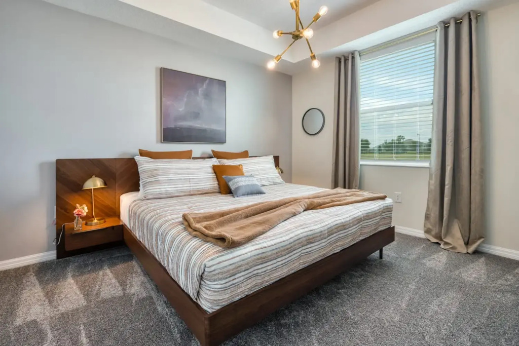 Amazing home with Mickey themed decorated bedroom near Disney