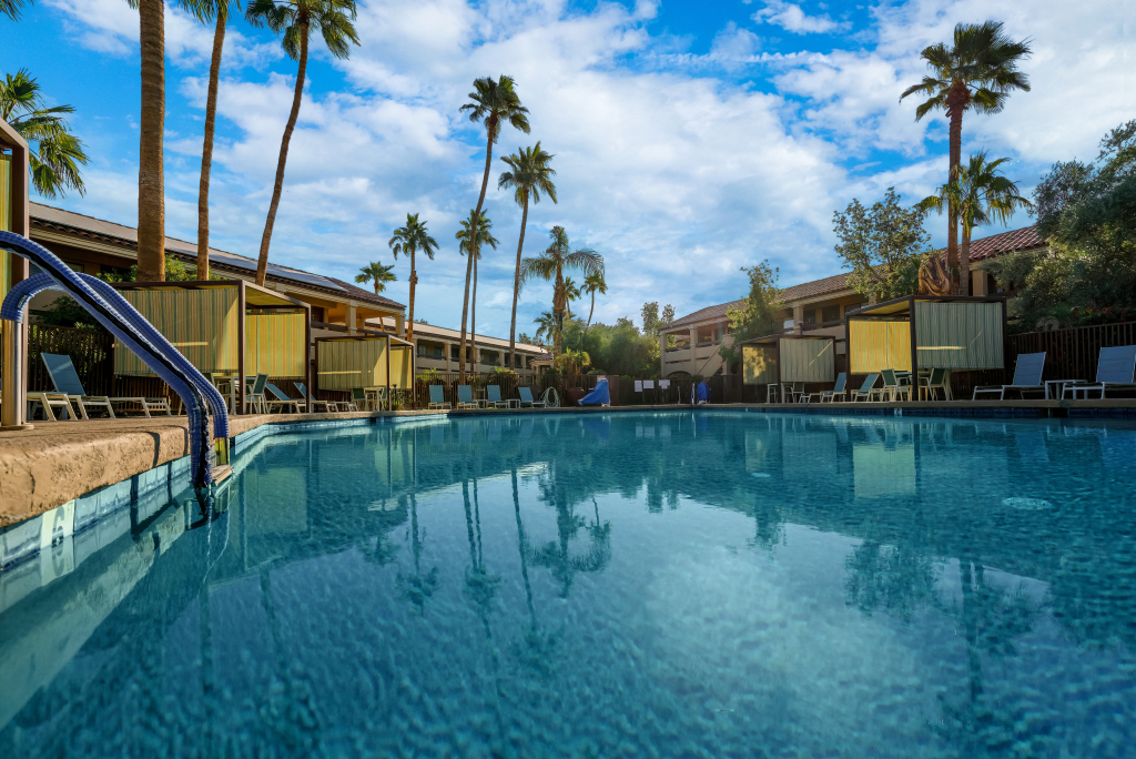 La Fuente Inn & Suites