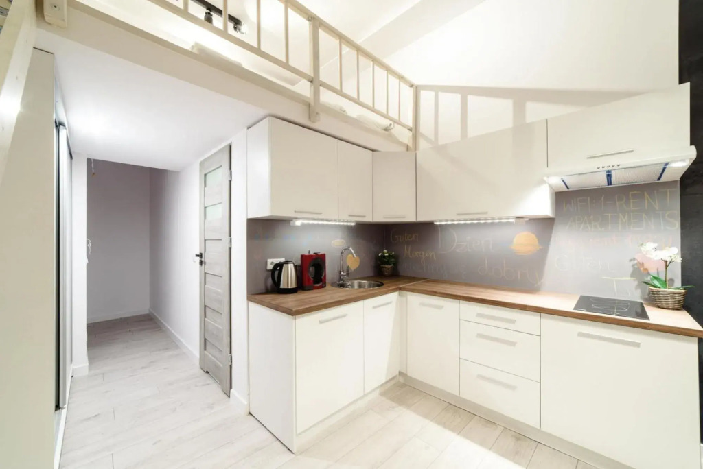 2 Nights Apartments - great location, right next to Main Rail and Bus Station, 10 min to Main Square by foot