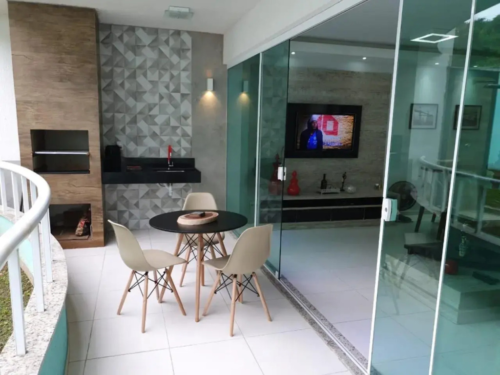 Casa confortável com varanda gourmet e 3 quartos com ar