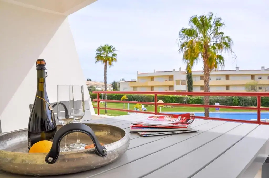 LovelyStay - 2BR Modern, Pool Access, Close to Marina & Beach
