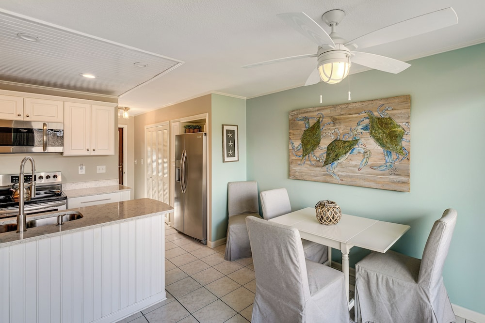 Golf Course Views! Couple's Retreat in Diamondhead