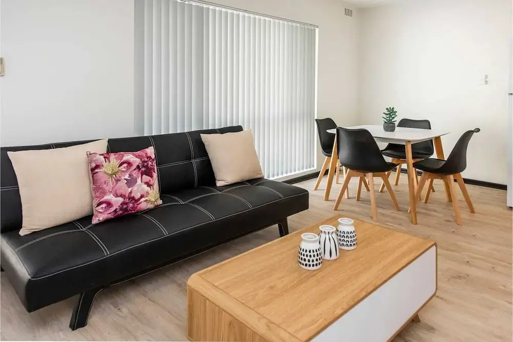 Convenient 1BR Apartment Close to Foreshore & Cbd