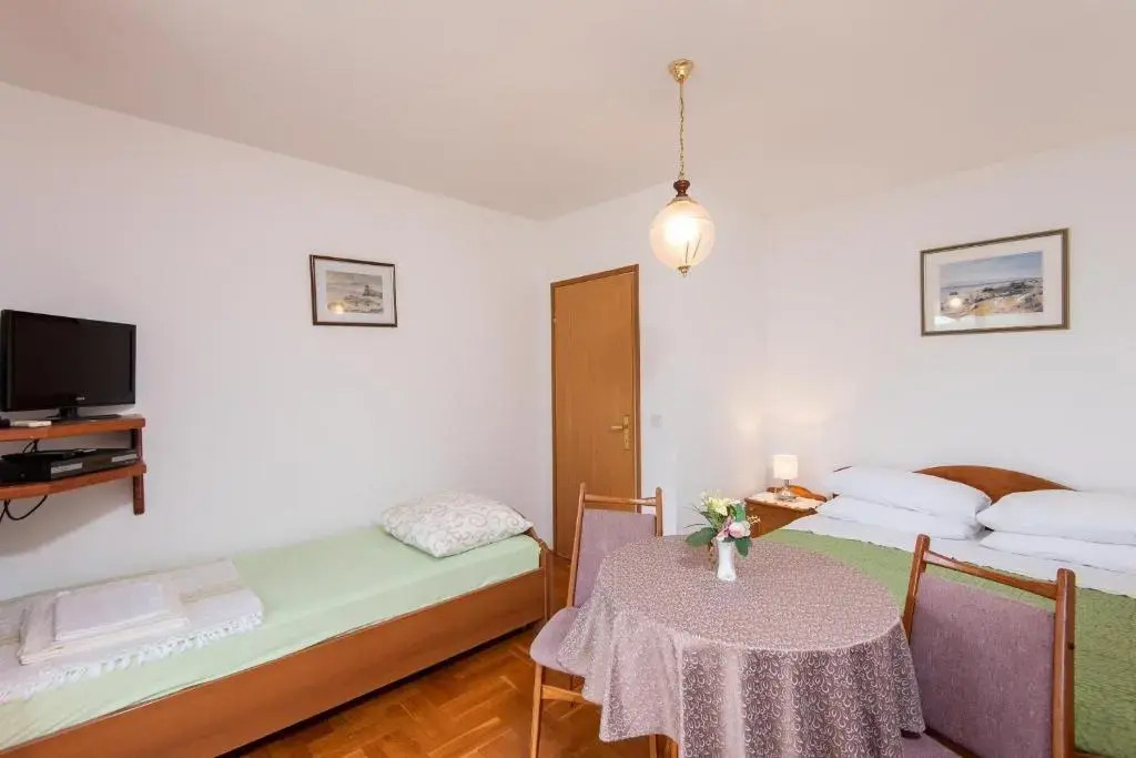 Apartments Sugor-70m from sea