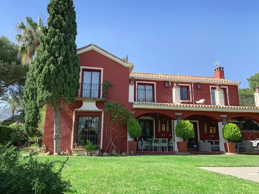 VILLA NABRISA MARBELLA, 5 BEDROOM, PRIVATE POOL, GARDEN, BBQ